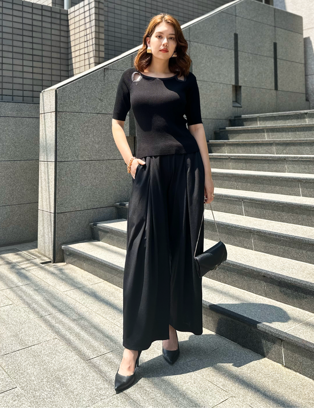 SERPENTINA カットアウトニットトップス ブラック 正面 モデル着用