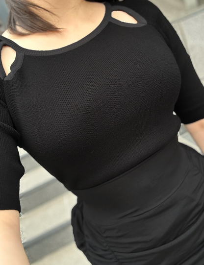 SERPENTINA カットアウトニットトップス ブラック アップ モデル着用