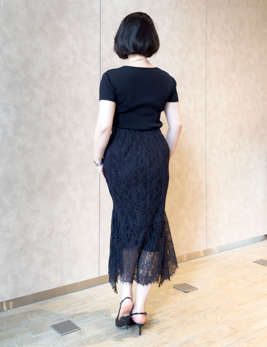 SERPENTINA ラスボススカート ネイビー 背面 モデル着用