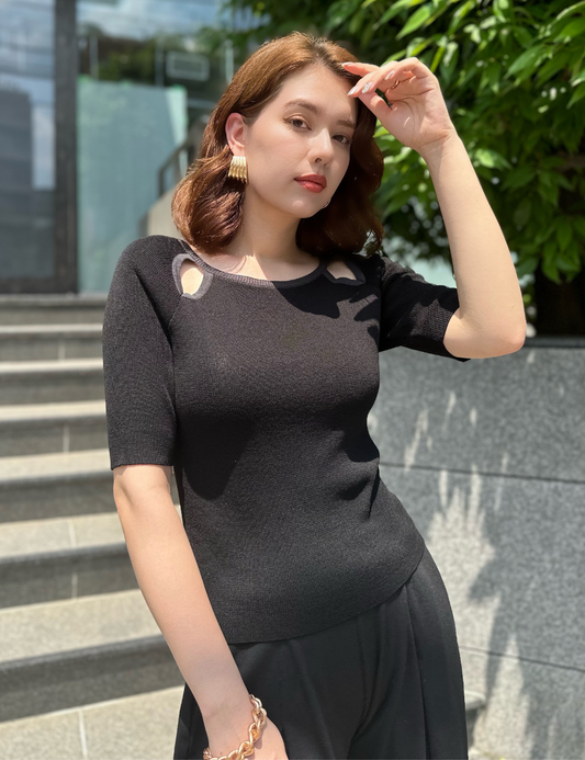 SERPENTINA カットアウトニットトップス ブラック 正面 モデル着用