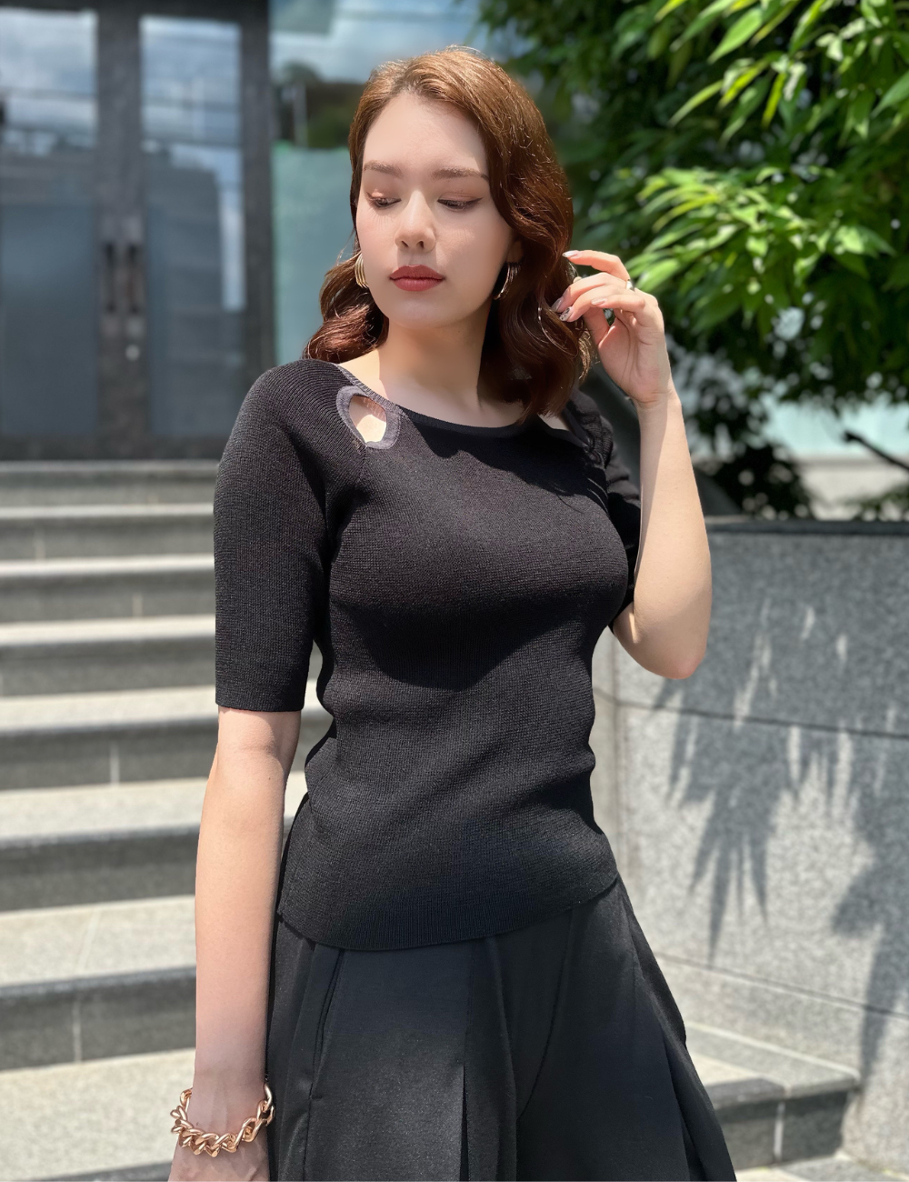 SERPENTINA カットアウトニットトップス ネイビー アップ モデル着用