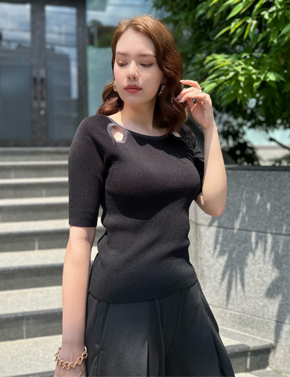 SERPENTINA カットアウトニットトップス ネイビー アップ モデル着用