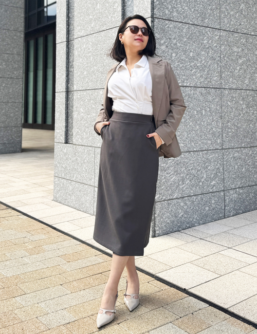 SERPENTINA ラップライクスカート グレー 正面 モデル着用