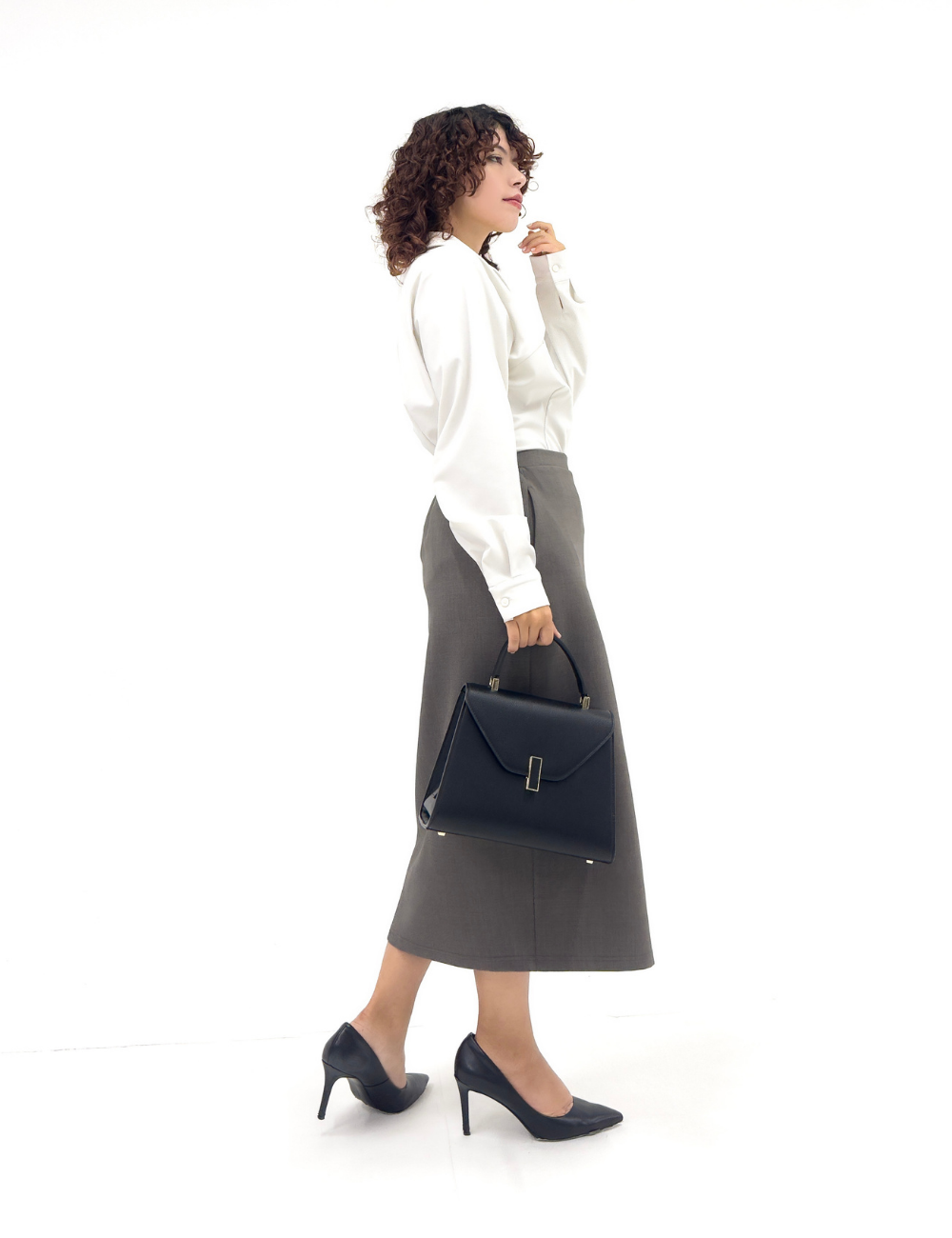 SERPENTINA ロールカラーペプラムセットアップ チャコールブラウン 斜め モデル着用