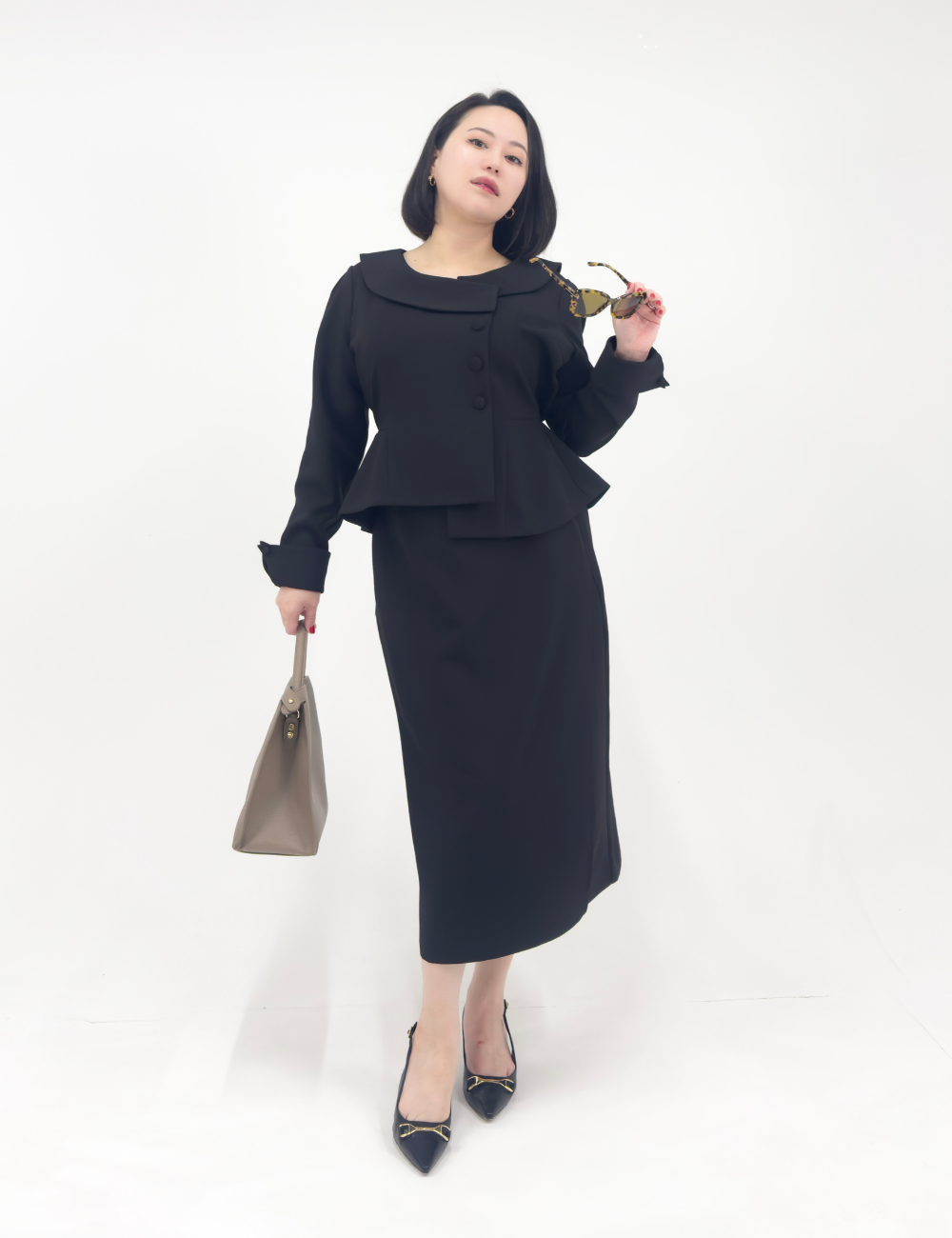 SERPENTINA ロールカラーペプラムセットアップ ブラック 正面 モデル着用