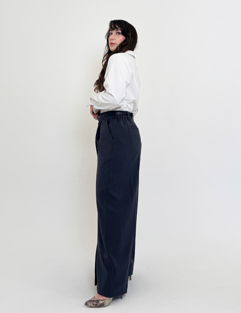 SERPENTINA 【日本製生地】撥水センターベンツパンツ【セットアップ可能】グレー 横 モデル着用