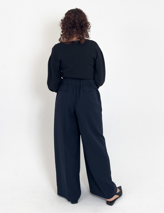 SERPENTINA 【日本製生地】撥水センターベンツパンツ【セットアップ可能】 ネイビー 背面 モデル着用