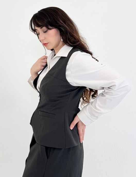 SERPENTINA 【日本製生地】撥水ファスナーベスト【セットアップ可能】グレー 斜め モデル着用