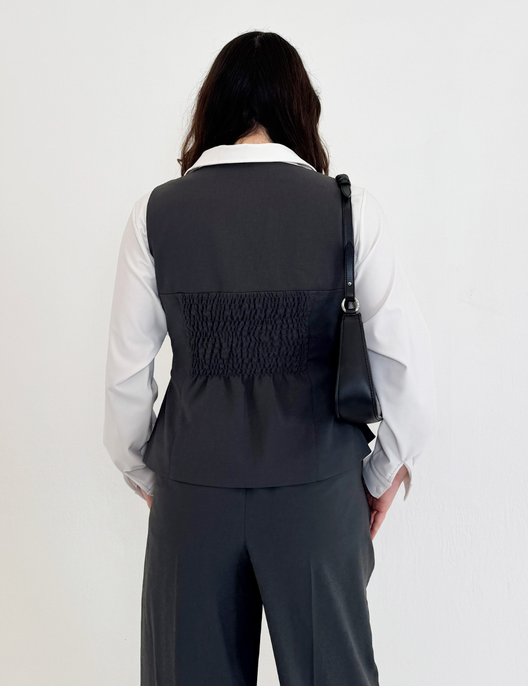 SERPENTINA 【日本製生地】撥水ファスナーベスト【セットアップ可能】 グレー 背面 モデル着用