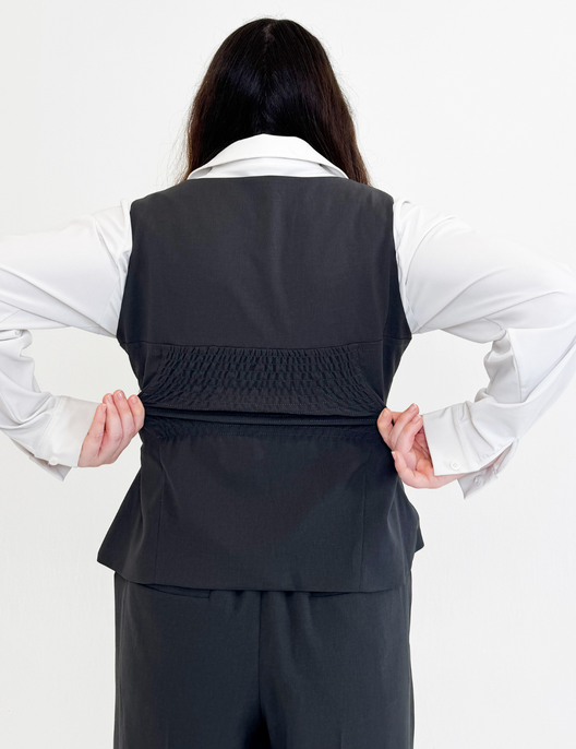 SERPENTINA 【日本製生地】撥水ファスナーベスト【セットアップ可能】 グレー 背面 モデル着用