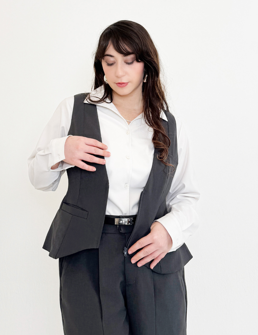 SERPENTINA 【日本製生地】撥水ファスナーベスト【セットアップ可能】 グレー 正面 モデル着用