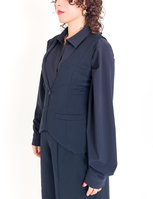 SERPENTINA 【日本製生地】撥水ファスナーベスト【セットアップ可能】 ネイビー 斜め モデル着用