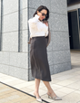 SERPENTINA ラップライクスカート グレー 横 モデル着用