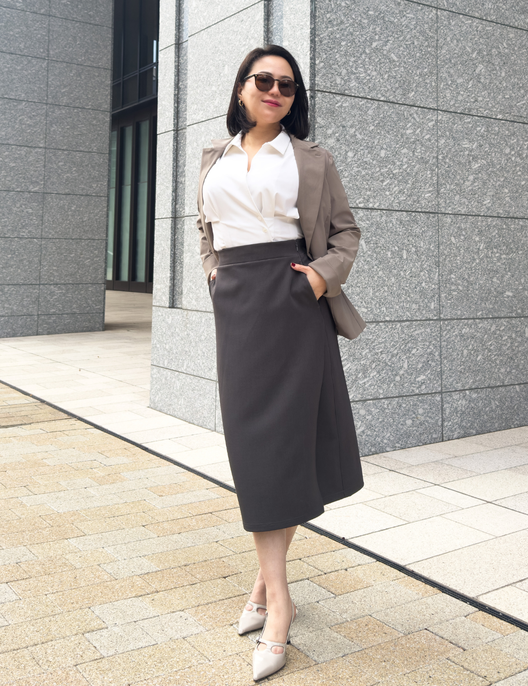 SERPENTINA ラップライクスカート グレー 正面 モデル着用