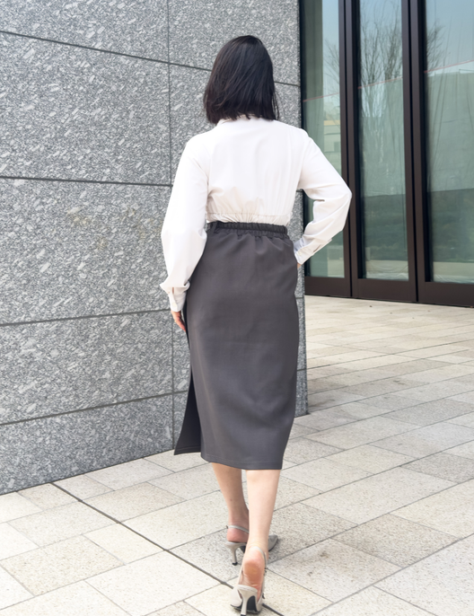 SERPENTINA ラップライクスカート グレー 背面 モデル着用
